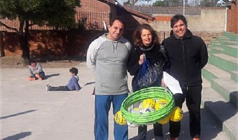 Entrega de materiales deportivos a la escuela 2