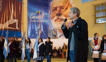 VILLA GESELL SE UNI EN UN ABRAZO PATRIO A LA CELESTE Y BLANCA