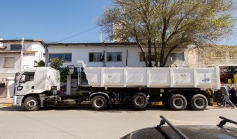 CON LA LLEGADA DE UNA NUEVA BATEA SEGUIMOS FORTALECIENDO LA FLOTA DE MAQUINARIAS MUNICIPALES