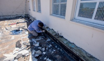 AVANZAN LOS TRABAJOS EN EL TECHO DE LAS ESCUELAS