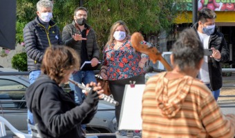 LA ORQUESTA MUNICIPAL, PRESENTE EN EL VACUNATORIO