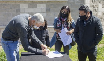 SE FIRM EL CONTRATO PARA UNA NUEVA ETAPA DE LA CANCHA DE HOCKEY