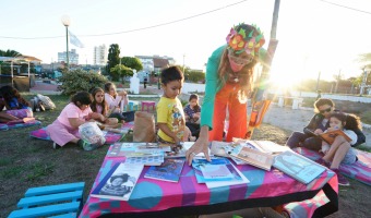 EL BIBLIOMVIL CONTINA RECORRIENDO VILLA GESELL