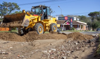 FUERTE TRABAJO DEL EQUIPO DEL CORRALN EN EL ARREGLO DE LAS CALLES LUEGO DEL FUERTE TEMPORAL