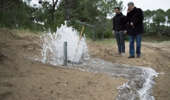 Barrera recorri la obra de agua en los lotes Procrear