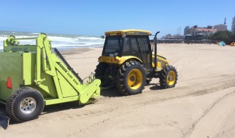 Arena limpia: una mquina especial deja impecable la playa