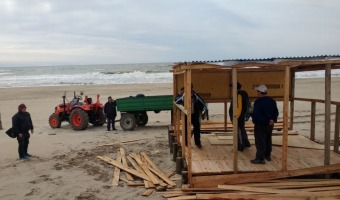 POR NO TENER PERMISO MUNICIPAL, FUE RETIRADA UNA JUGUERA EN MAR AZUL