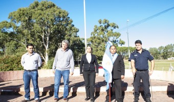 Gustavo Barrera entreg una bandera de  ceremonia para los cadetes de Polica local