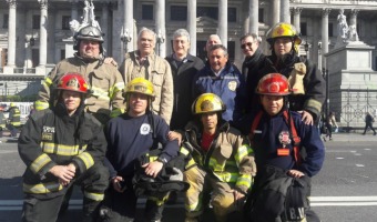 EL INTENDENTE ACOMPA A LOS BOMBEROS DE VILLA GESELL EN EL ABRAZO AL CONGRESO