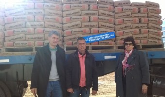 Se entregaron 560 bolsas de cemento al Centro de da Arco Iris