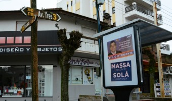 Pegatinas que atentan contra la promocin de Villa Gesell