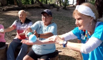 LA COLONIA RECREATIVA DEL CENTRO COMUNITARIO OESTE COMPARTI UNA CLASE DE STRETCHING