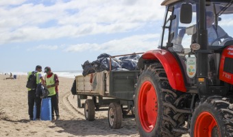 EL EQUIPO DE HIGIENE URBANA INTENSIFICA LOS TRABAJOS EN LA PLAYA